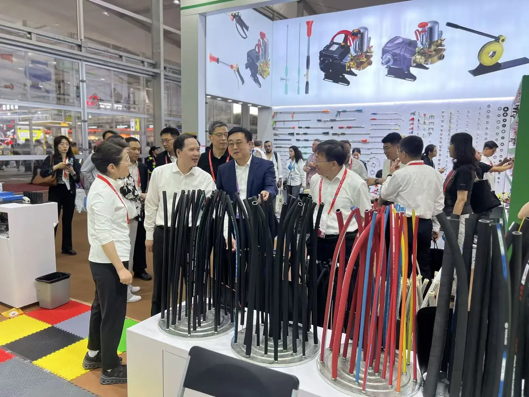 JINFLEX Booth Receives Visit from Shandong Provincial Delegation at Canton Fair
